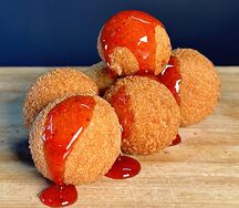 Сырные шарики с брусничным соусом