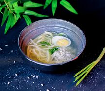 Куриный бульон с яйцом и лапшой