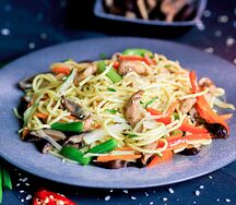 Яичная лапша с куриным филе в кисло-сладком соусе 