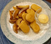 Картофель по-деревенски и наггетсы