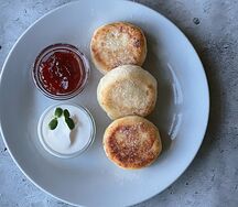Сырники со сметаной и джемом