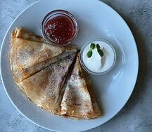 Блины со сметаной и джемом