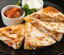 Кесадилья с копченой курицей 