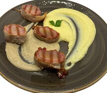 Свиная вырезка в беконе с грибным муссом и картофельным пюре