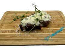Стейк из свинины с грибами и сыром