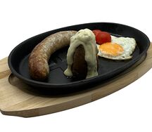 Домашняя колбаска с яйцом и картофелем