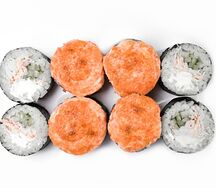 Запечённый ролл с крабовым мясом и масаго-соусом