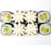 Маки с огурцом и творожным сыром