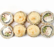 Запечённый ролл с курицей под сырной шапкой