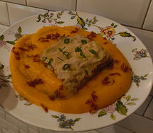 Филе трески с морковным пюре, икорным соусом и чипсами из пепперони