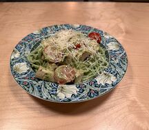 Паста с курицей и сливочным песто