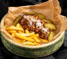 Рваная свинина с картофелем фри 