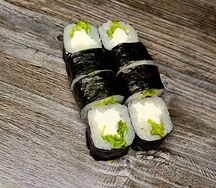 Маки с салатным листом