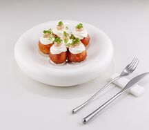 Картофельные пончики с копченой сметаной и икрой судака 