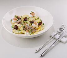 Жареный картофель с маринованными груздями, картофелем и икрой