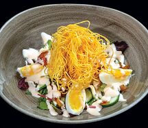 Теплый салат с курицей и соусом из копченого лосося