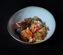Салат с баклажанами, помидорами и крем-чизом