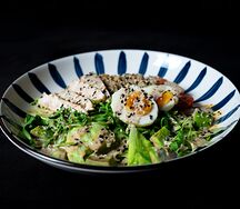 Салат с курицей, киноа и тахини