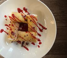 Блины с меренгой и малиновым соусом