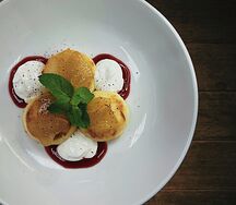 Сырники с яблоком в карамели