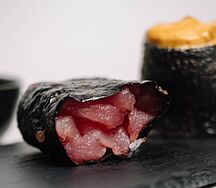 Запеченный гункан с тунцом