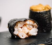 Запеченный гункан с тигровой креветкой