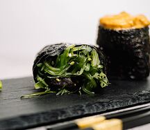 Запеченный гункан с чукой