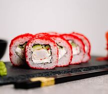 Ролл Калифорния с тигровой креветкой