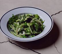 Зелёный салат с цукини, лаймом и яблоком