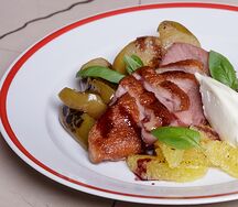 Утиная грудка с грушей, апельсином и сыром маскарпоне