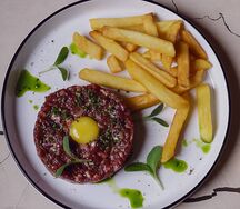 Тартар из говядины с трюфельным маслом и картофелем фри
