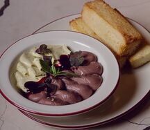 Пате из куриной печени с мягким маслом и компоте из черной смородины