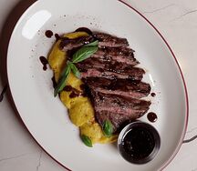 Стейк Мачете с овощным пюре и соусом сулини
