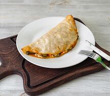 Тортилья с мясом и маринованным огурчиком