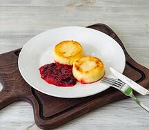 Сырники с вишней и сметаной