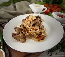Печень куриная жареная с луком