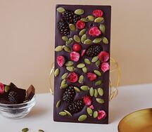Темный шоколад с сосновыми шишками, клюквой и тыквенными семечками
