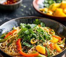 Пшеничная лапша с ростками и свежими овощами 