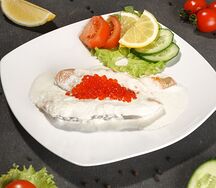 Филе семги с винным соусом и красной икрой
