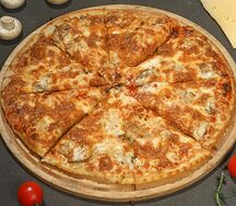 Пицца с шампиньонами и сыром