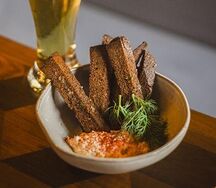 Чесночные гренки с пастой из копченой рыбы