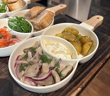 Соленые грузди с картофелем и сметаной