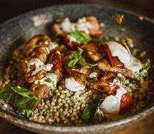 Цыпленок с зеленой гречкой и соусом из горгонзолы