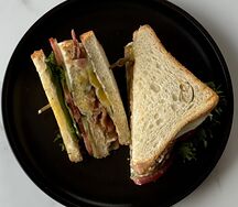 Клаб-сэндвич с яйцом, беконом и овощами 