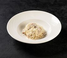 Паста карбонара с яйцом и беконом