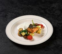 Сочный стейк из форели с овощами и сливочным соусом