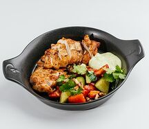 Жареный цыпленок с соусом дзадзики