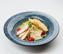 Салат Цезарь с цыпленком