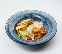 Салат Цезарь с креветками