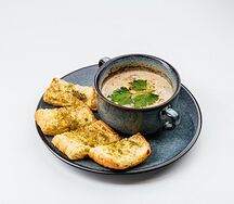 Жюльен из курицы и грибов с кукурузным багетом